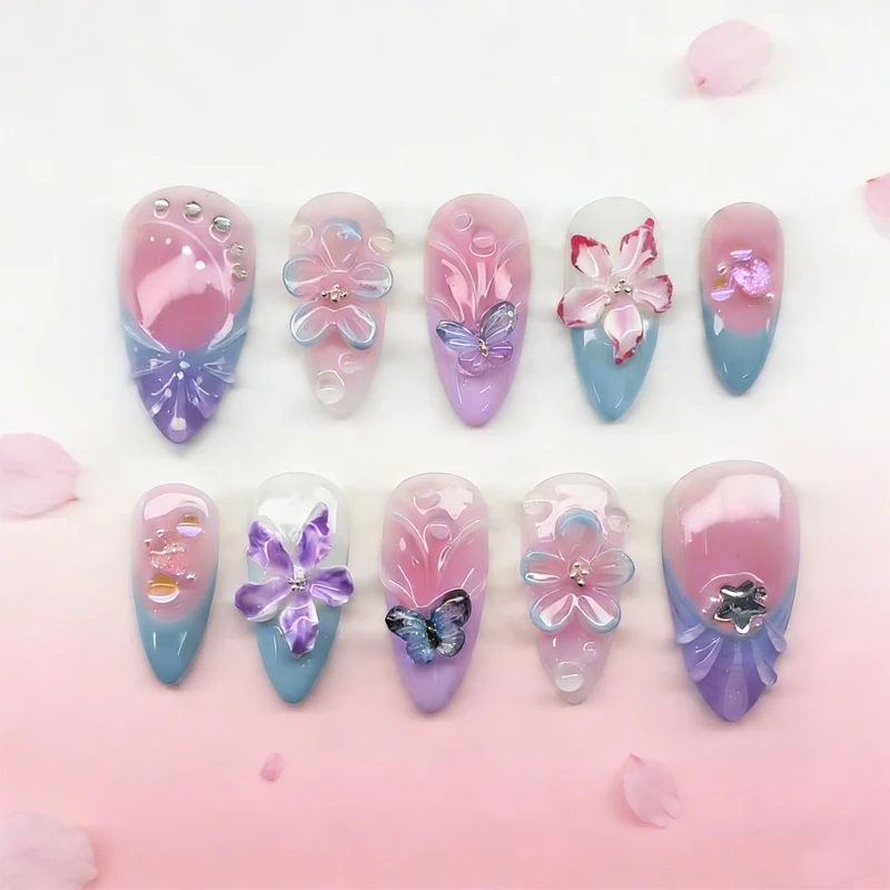 Kreatives Kunstnagelset mit floralen und Schmetterlingsmotiven Karnz