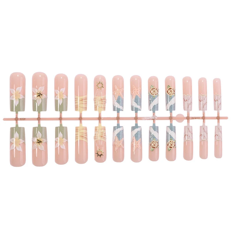 Kreatives Kunstnagelset mit floralen und maritimen Akzenten Karnz