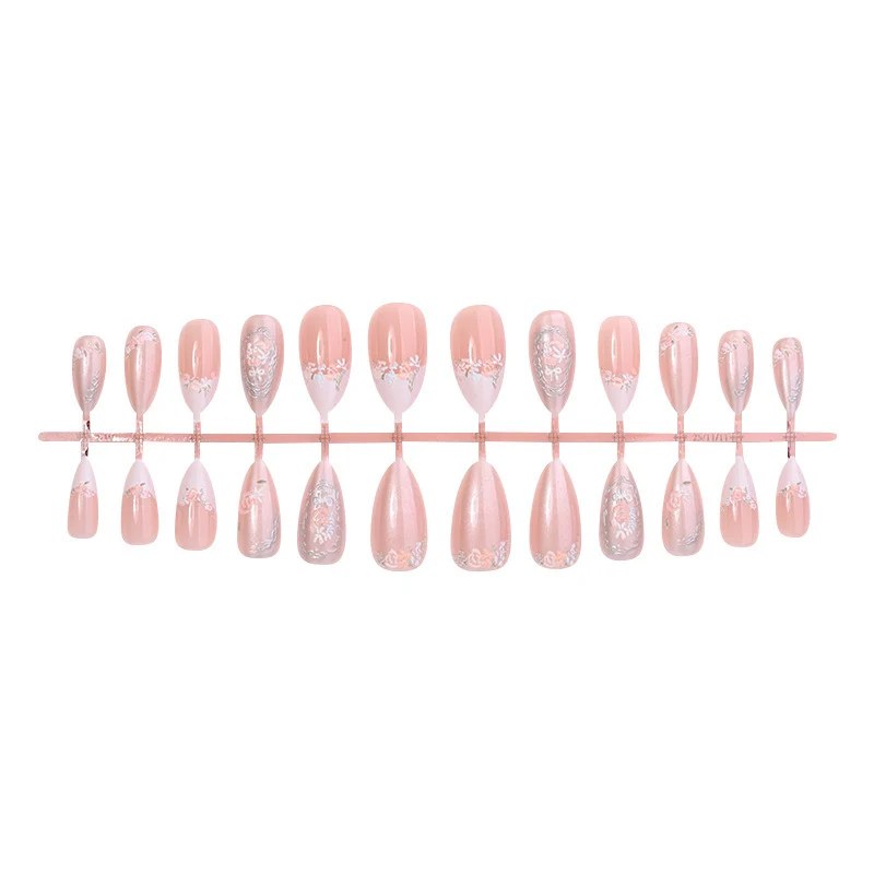 Kreatives Kunstnagelset mit floralen und glitzernden Verzierungen Karnz