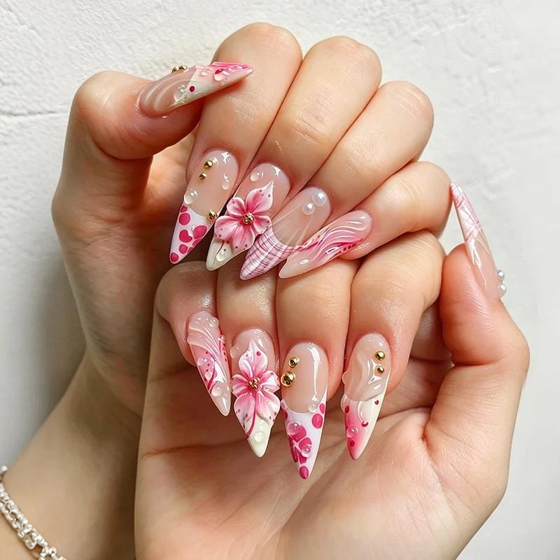 Kreatives Kunstnagelset mit floralen und glitzernden Akzenten Karnz