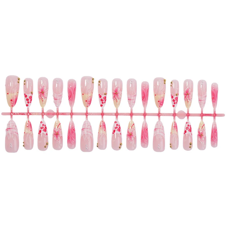 Kreatives Kunstnagelset mit floralen und glitzernden Akzenten Karnz