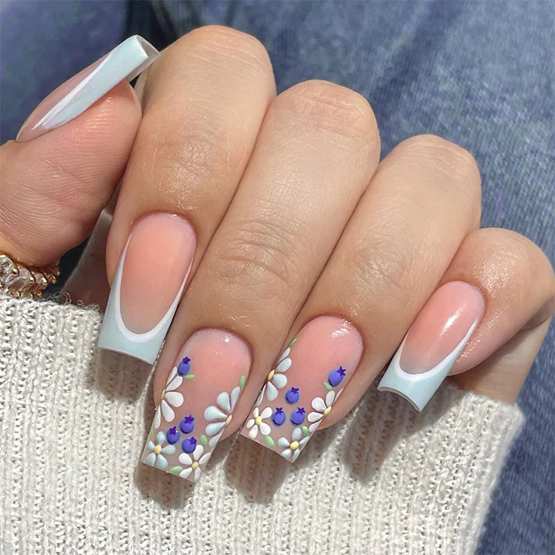 Kreatives Kunstnagelset mit floralen und glänzenden Akzenten Karnz