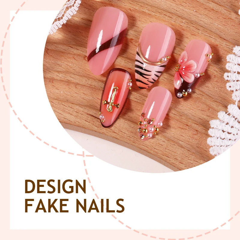 Kreatives Kunstnagelset mit floralen und glamourösen Akzenten Karnz