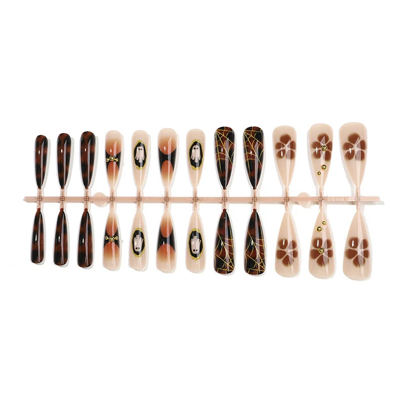 Kreatives Kunstnagelset mit floralen und geometrischen Designs Karnz