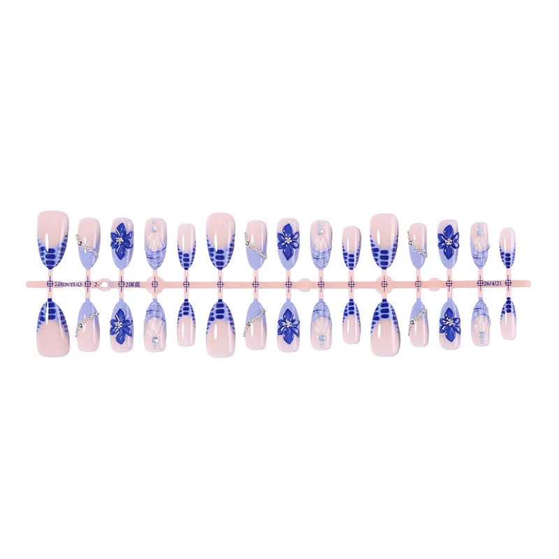 Kreatives Kunstnagelset mit floralen und geometrischen Akzenten Karnz