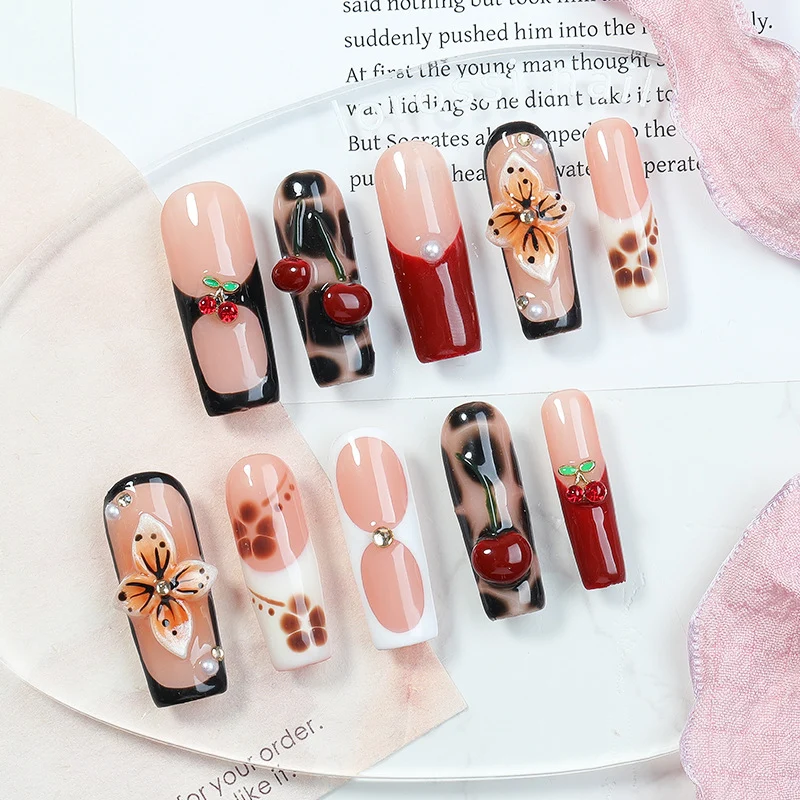Kreatives Kunstnagelset mit floralen und fruchtigen Akzenten Karnz