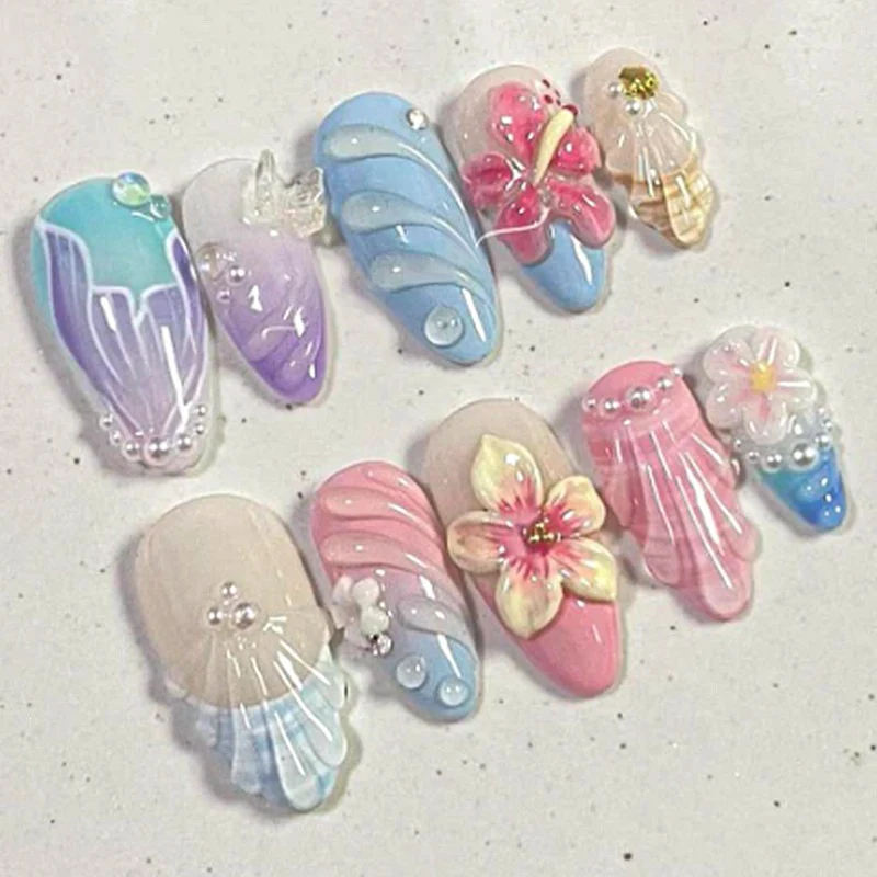 Kreatives Kunstnagelset mit floralen und farbenfrohen Akzenten Karnz