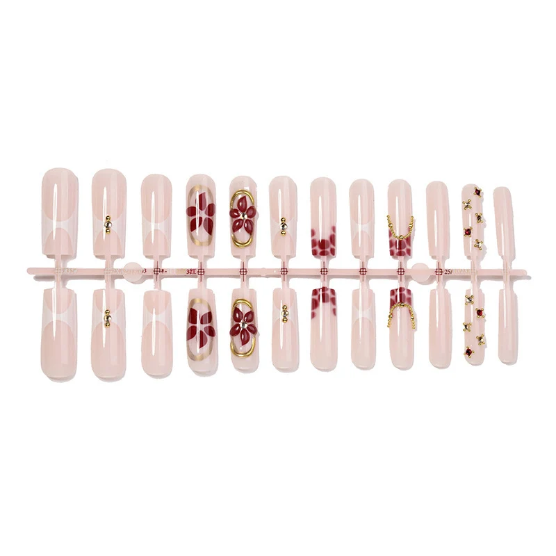 Kreatives Kunstnagelset mit floralen und eleganten Verzierungen Karnz