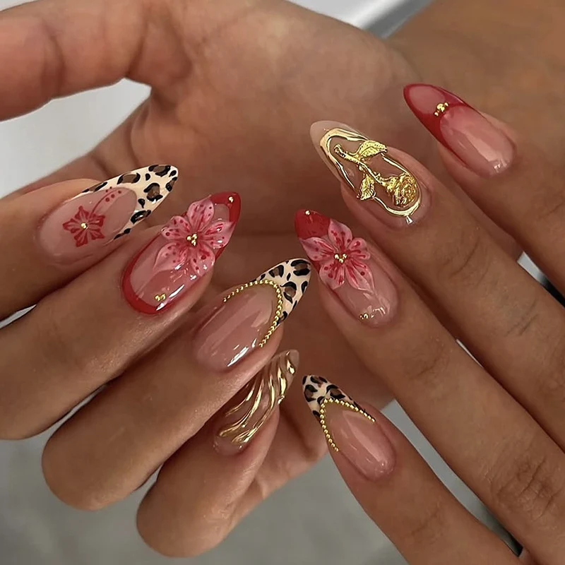 Kreatives Kunstnagelset mit floralen und eleganten Designs Karnz