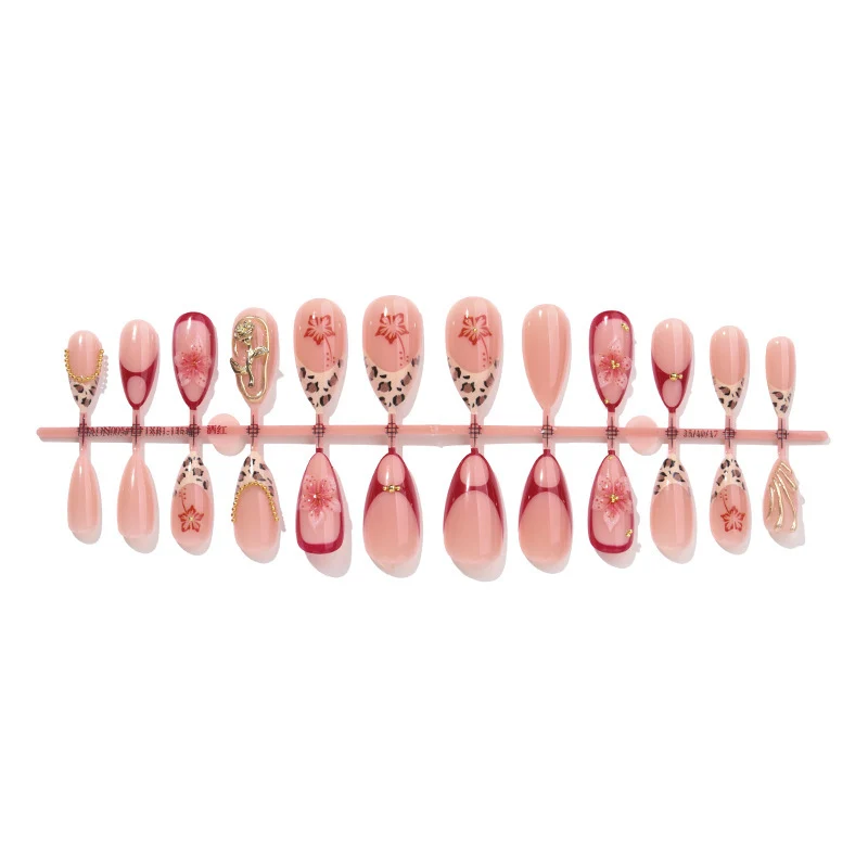 Kreatives Kunstnagelset mit floralen und eleganten Designs Karnz