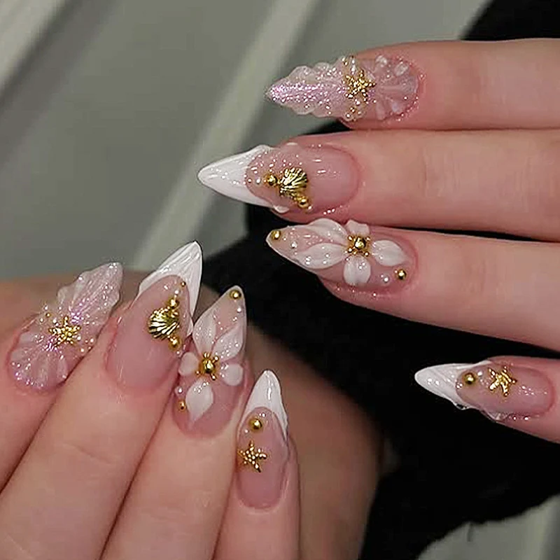 Kreatives Kunstnagelset mit floralen und eleganten Akzenten Karnz