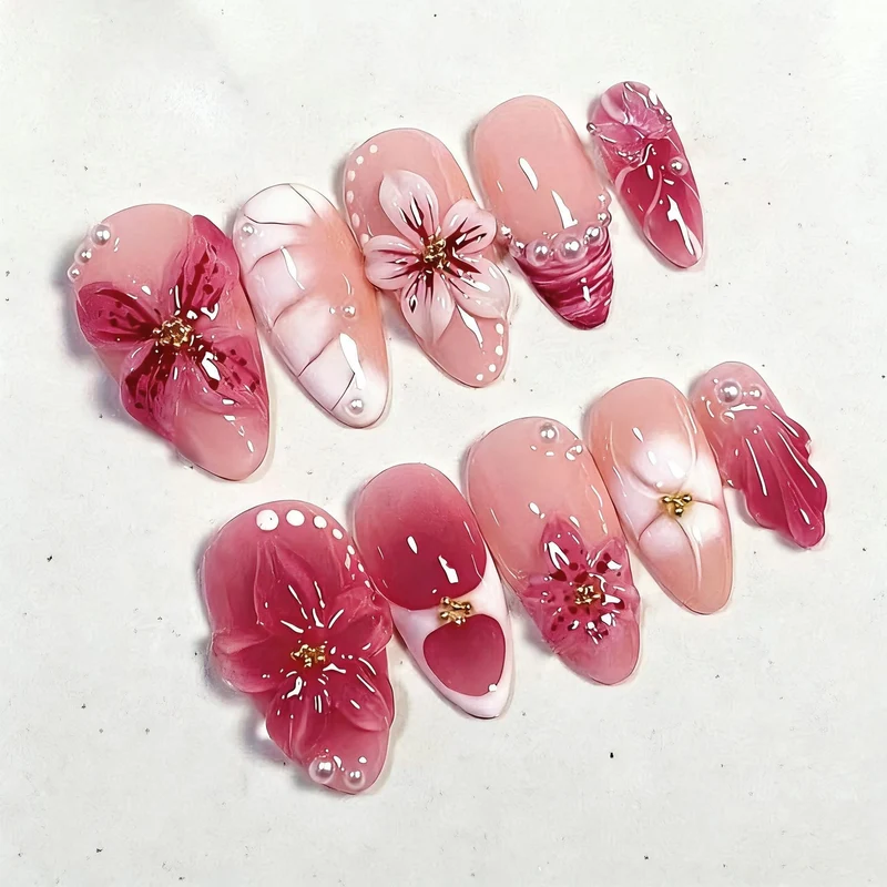 Kreatives Kunstnagelset mit floralen Akzenten und Glitzerverzierungen Karnz
