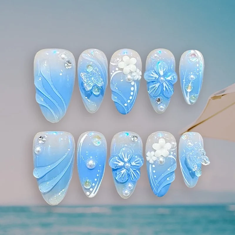 Kreatives Kunstnagelset mit floralen Akzenten und glitzernden Details Karnz
