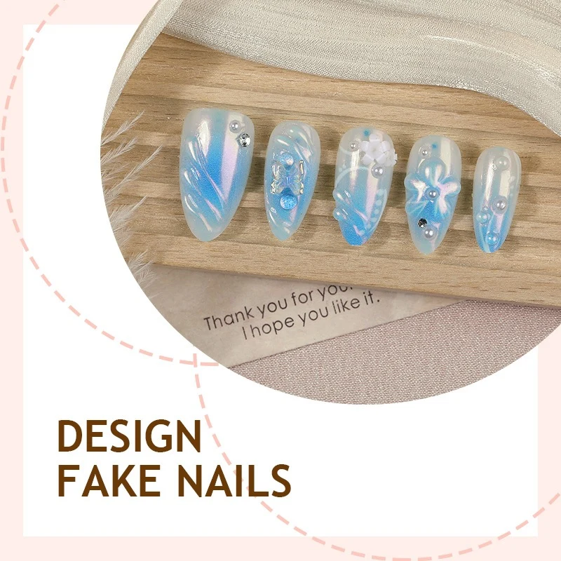 Kreatives Kunstnagelset mit floralen Akzenten und glitzernden Details Karnz
