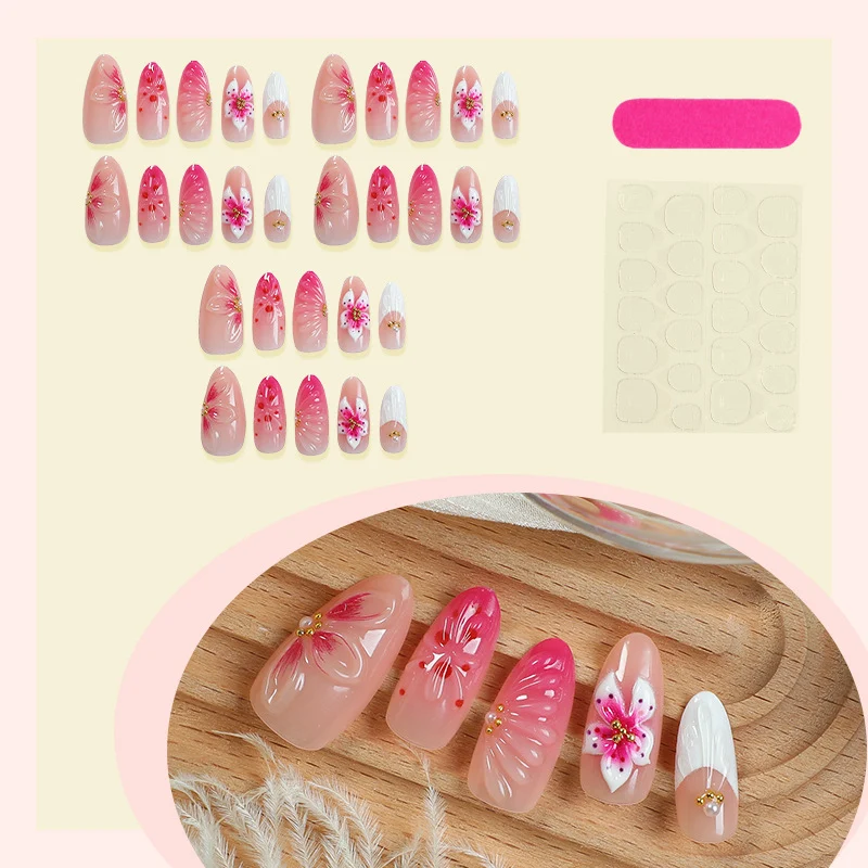 Kreatives Kunstnagelset mit floralen Akzenten Karnz
