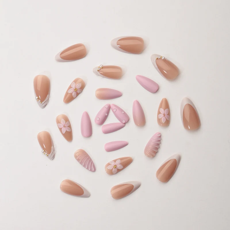 Kreatives Kunstnagelset mit floralem und schimmerndem Design Karnz