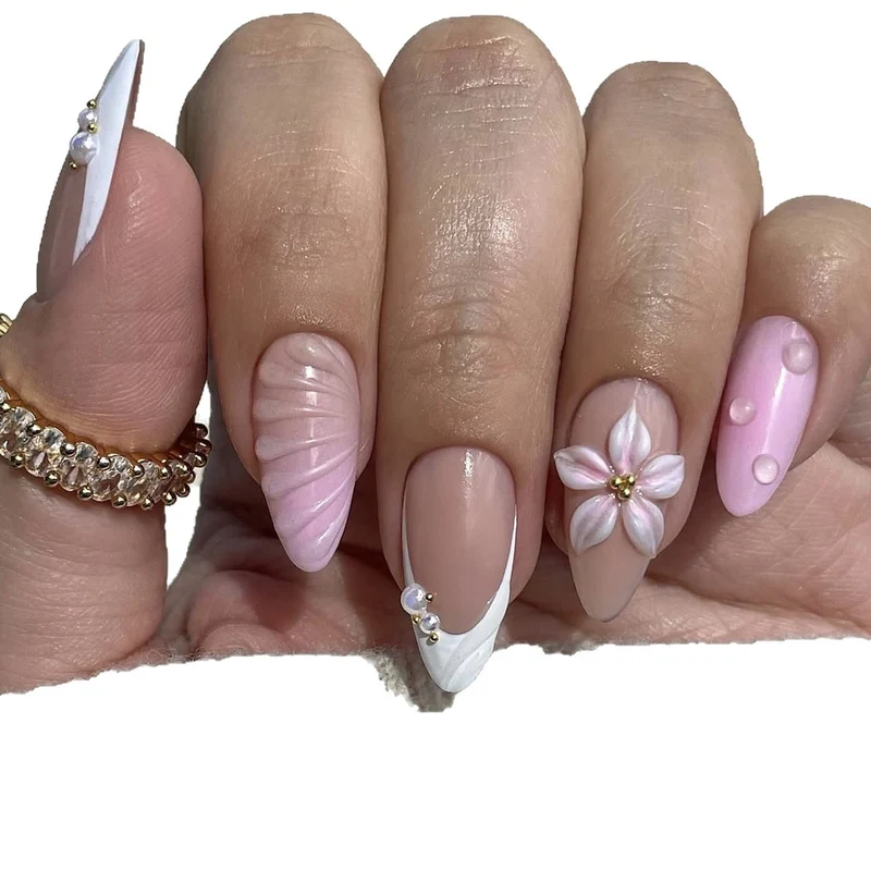 Kreatives Kunstnagelset mit floralem und schimmerndem Design Karnz