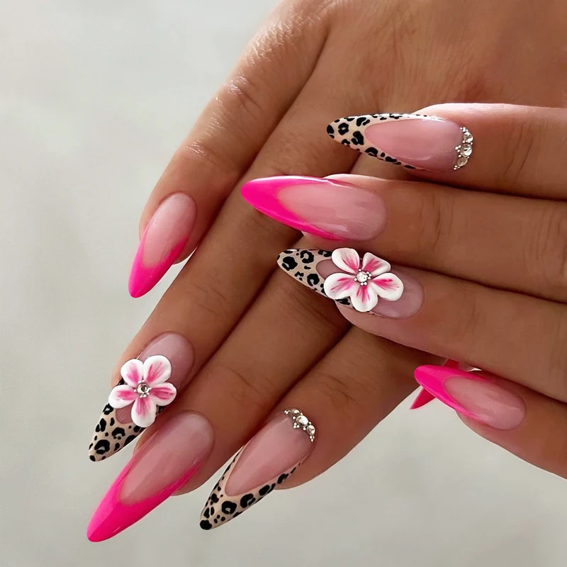 Kreatives Kunstnagelset mit floralem Leopardendesign Karnz