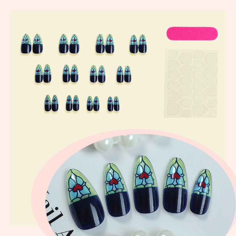 Kreatives Kunstnagelset mit floralem Glasmalerei-Design Karnz