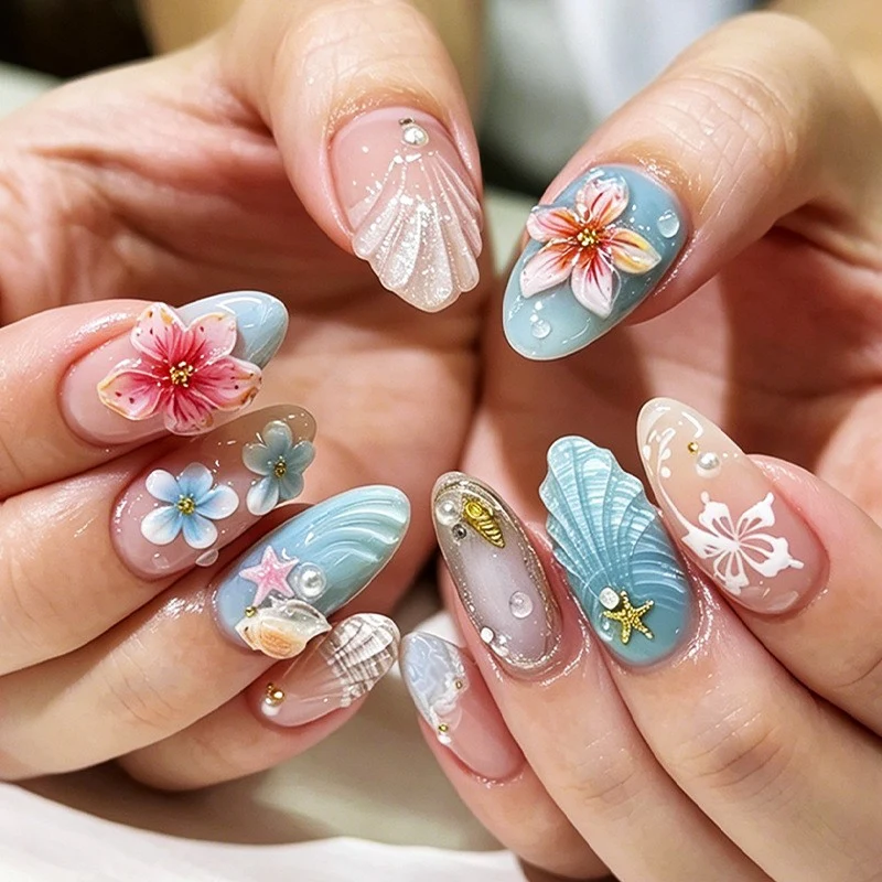 Kreatives Kunstnagelset mit floralem Design und zarter Dekoration Karnz