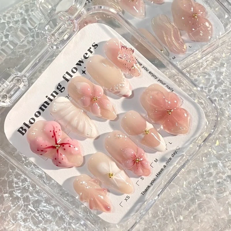 Kreatives Kunstnagelset mit filigranen Blüten- und Glitzerverzierungen Karnz