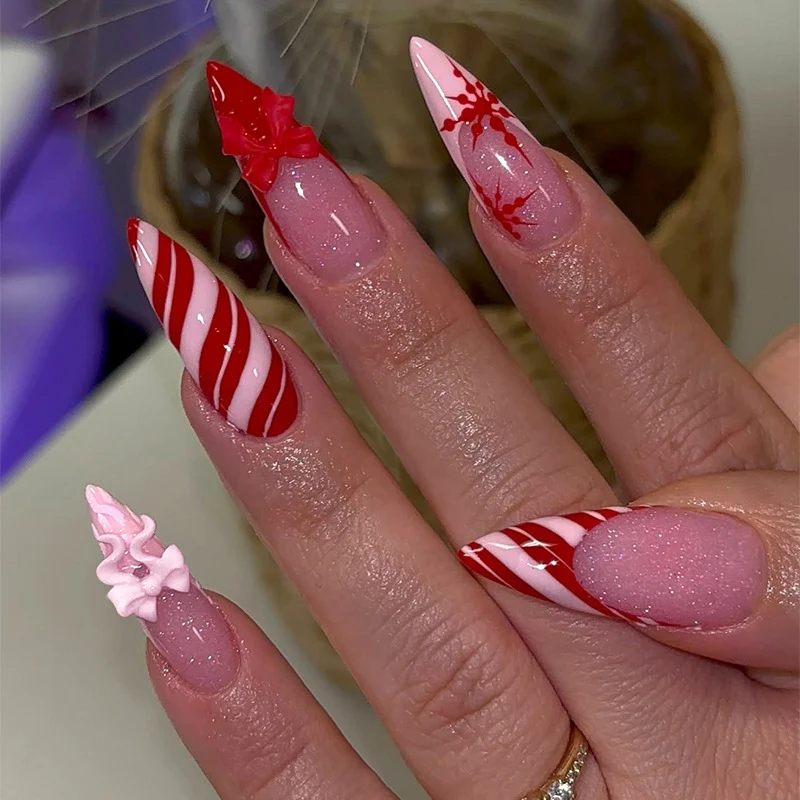 Kreatives Kunstnagelset mit festlichen Motiven und verzierten Akzenten Karnz