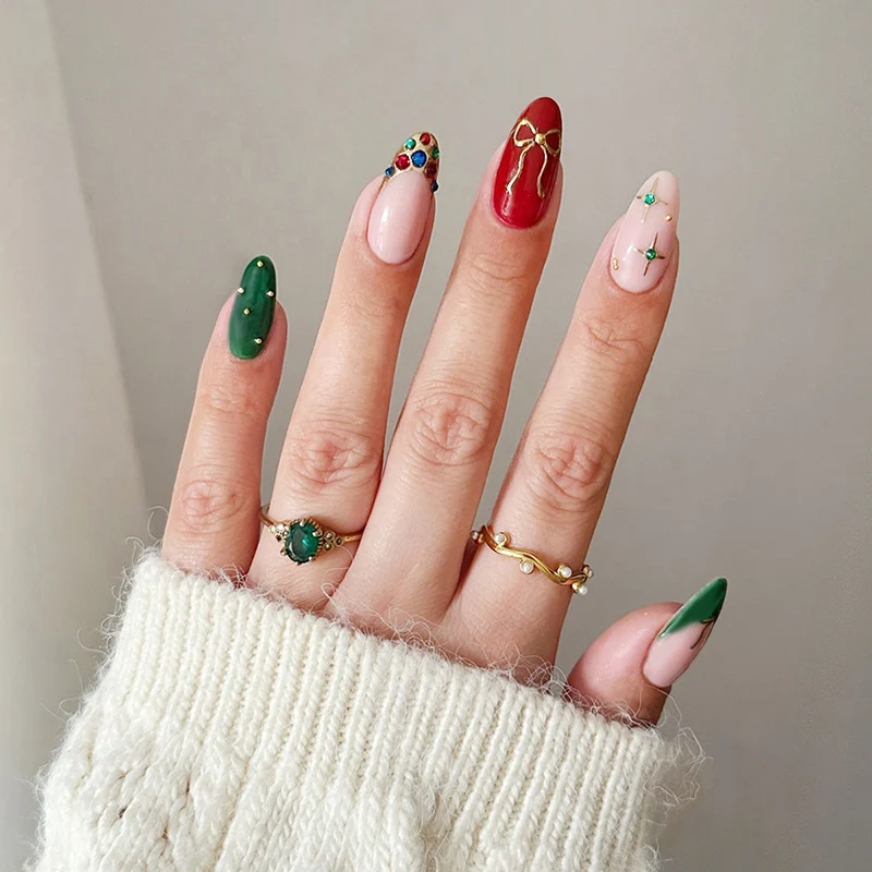 Kreatives Kunstnagelset mit festlichen Designs Karnz