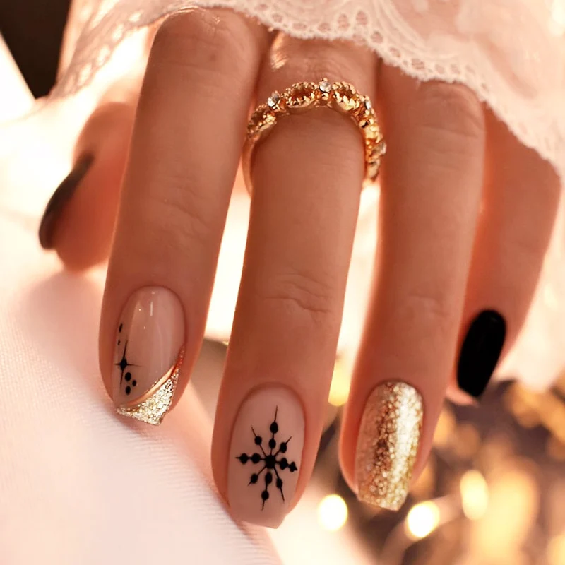 Kreatives Kunstnagelset mit festlichem Design Karnz