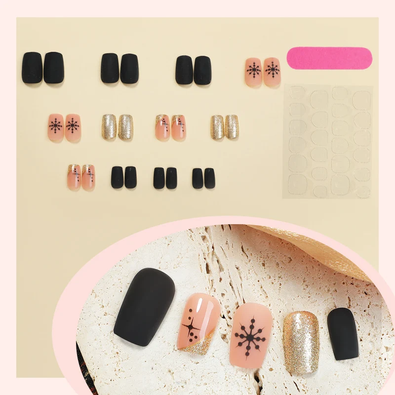 Kreatives Kunstnagelset mit festlichem Design Karnz