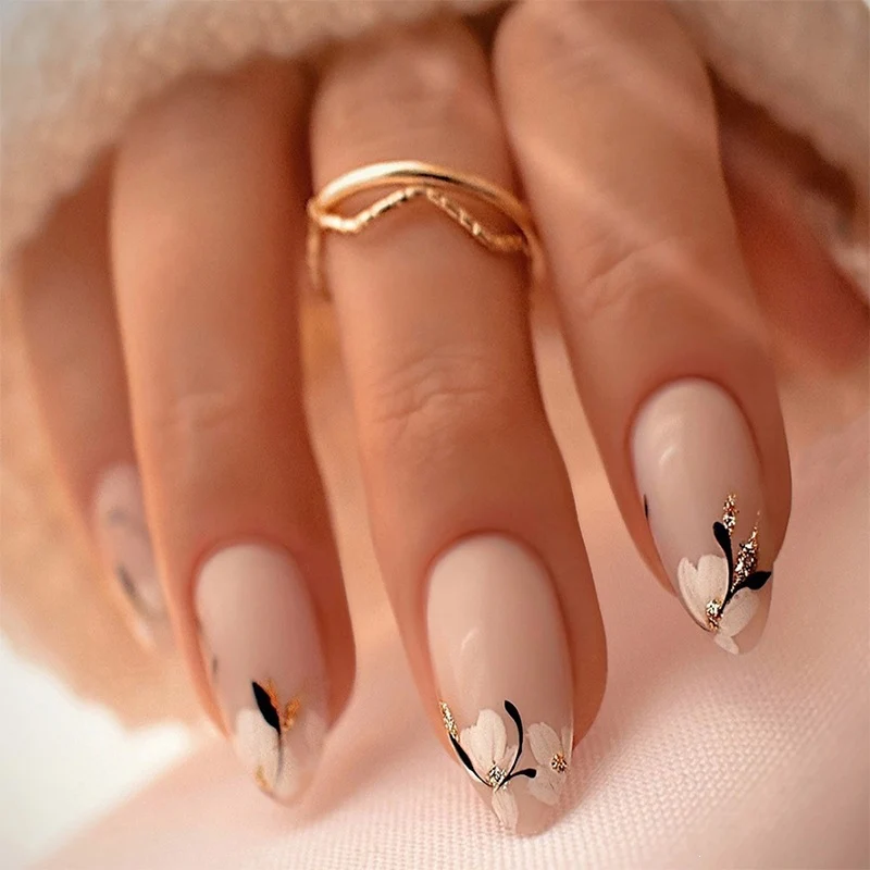 Kreatives Kunstnagelset mit feinen schwarz-weißen Verzierungen Karnz