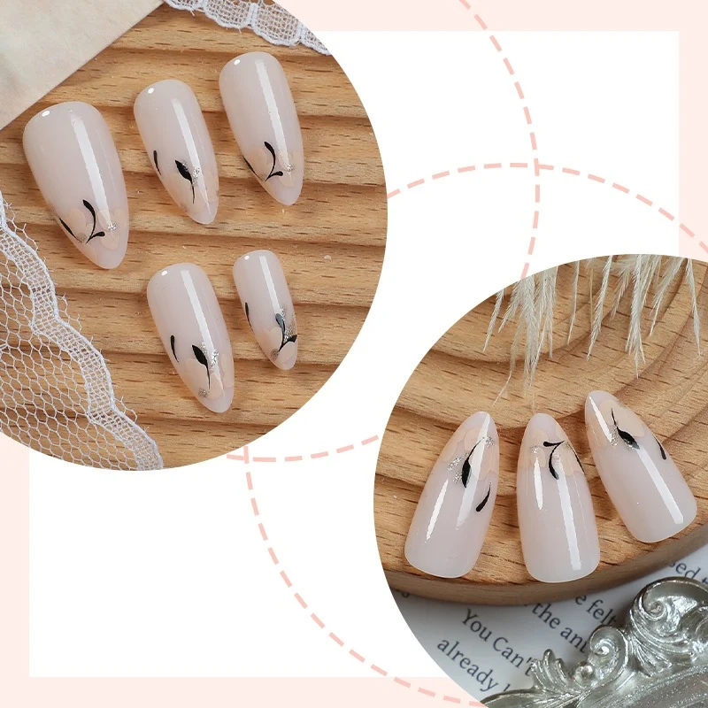 Kreatives Kunstnagelset mit feinen schwarz-weißen Verzierungen Karnz