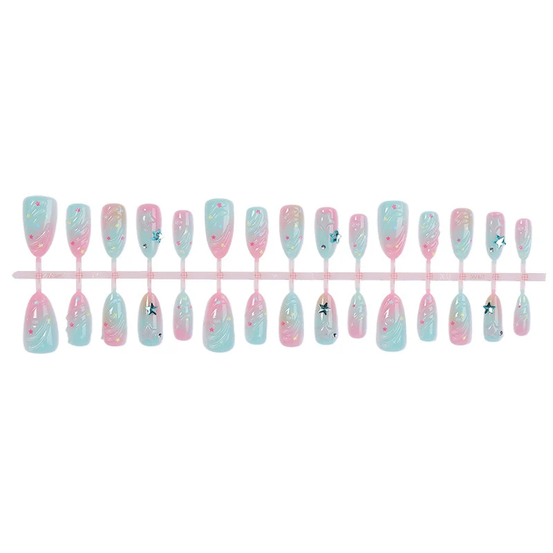 Kreatives Kunstnagelset mit farbenfrohem Ombre-Effekt und wunderschönen Verzierungen Karnz