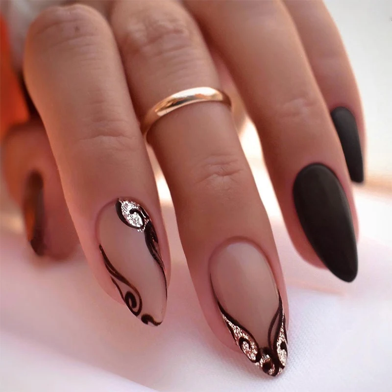 Kreatives Kunstnagelset mit exquisite marmorierten Designs und eleganten Akzenten Karnz