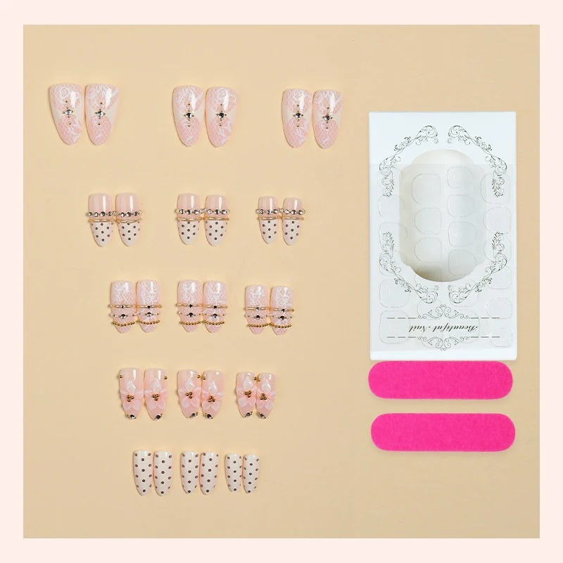 Kreatives Kunstnagelset mit eleganten Verzierungen Karnz