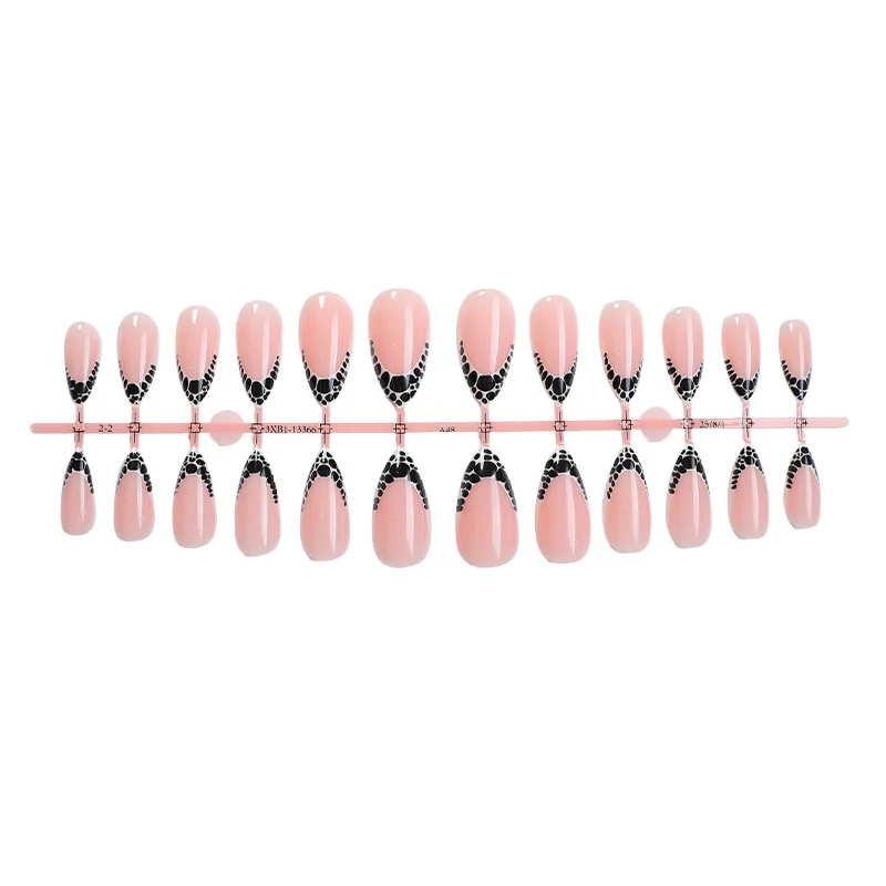 Kreatives Kunstnagelset mit eleganten Spitzenakzenten Karnz