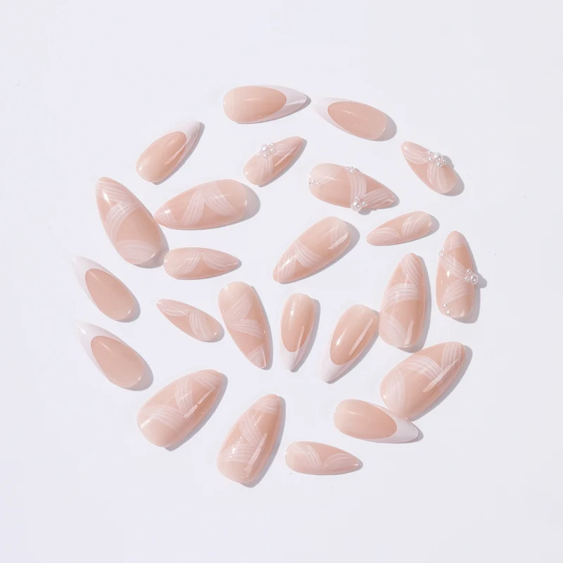 Kreatives Kunstnagelset mit eleganten Spitzen und Glitzerverzierungen Karnz
