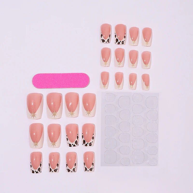 Kreatives Kunstnagelset mit eleganten Leoparden- und Glitzerakzenten Karnz