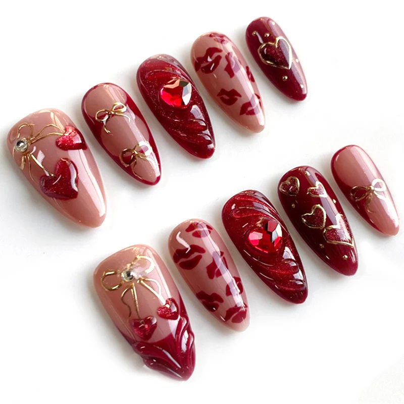 Kreatives Kunstnagelset mit eleganten Herzen und zarten Designs Karnz