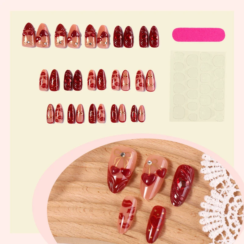 Kreatives Kunstnagelset mit eleganten Herzen und zarten Designs Karnz