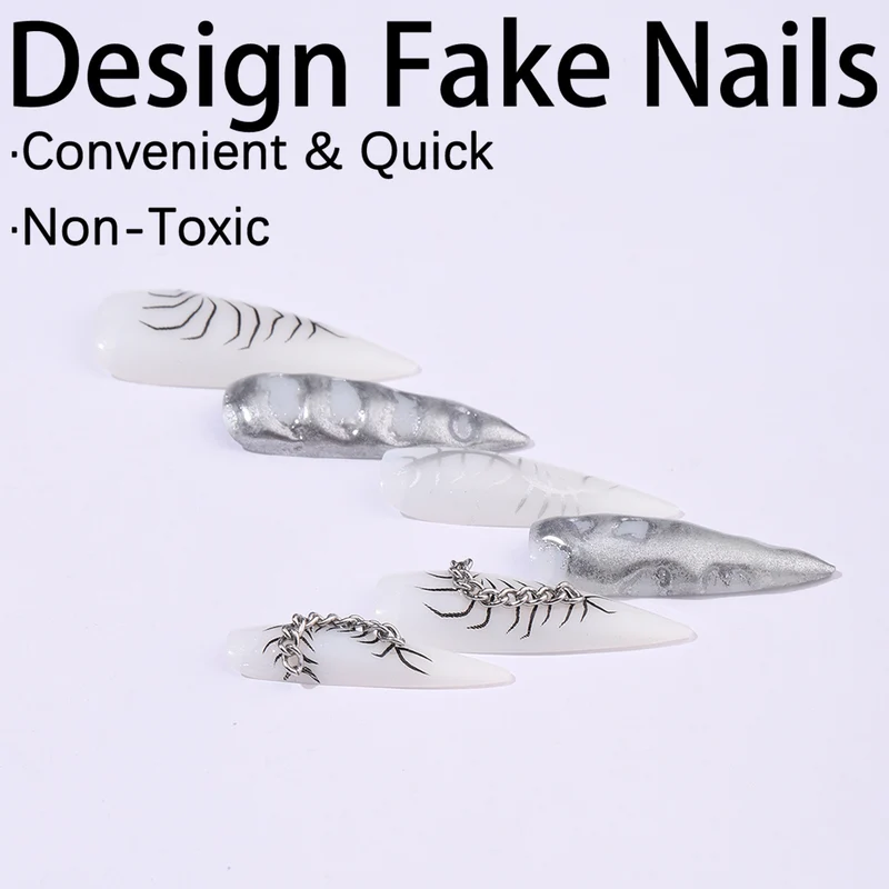 Kreatives Kunstnagelset mit eleganten floralen Designs und Metallic-Akzenten Karnz