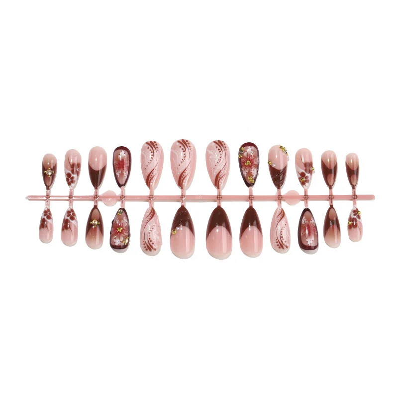 Kreatives Kunstnagelset mit eleganten Blütenakzenten Karnz