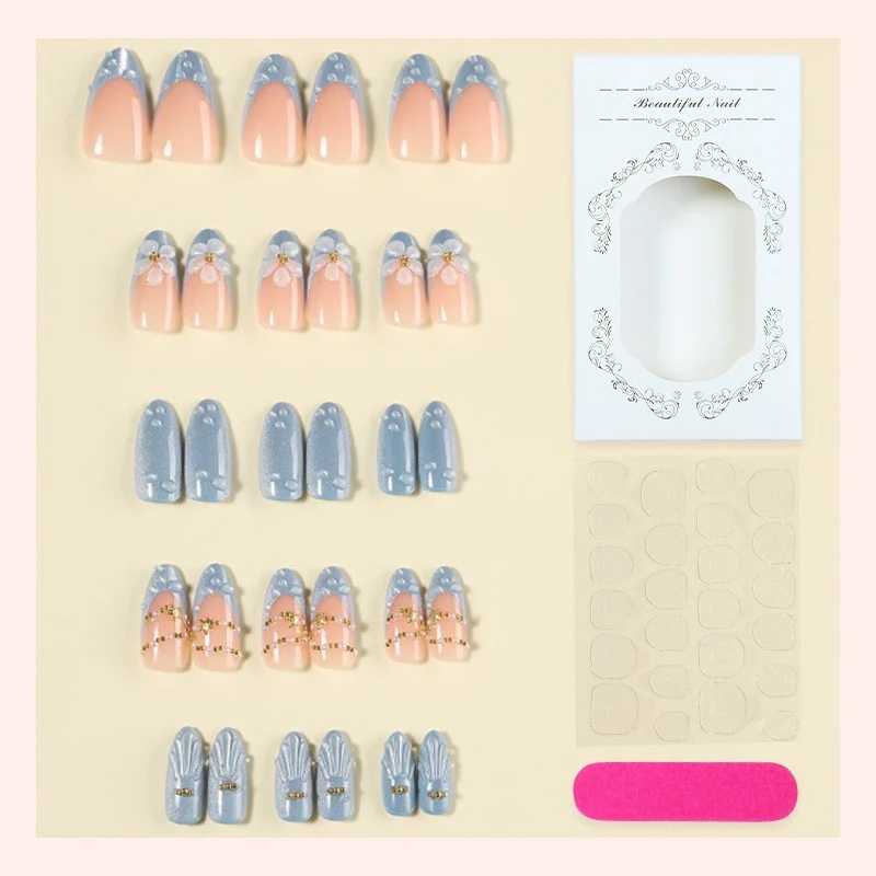 Kreatives Kunstnagelset mit eleganten Blüten- und Glitzerakzenten Karnz