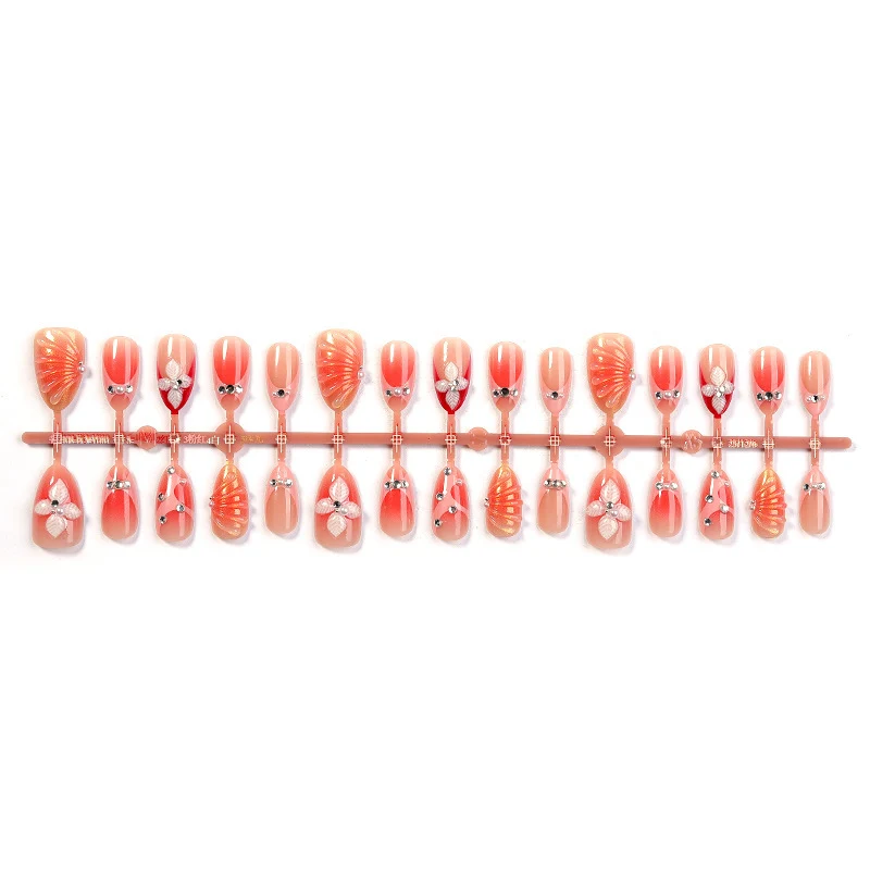 Kreatives Kunstnagelset mit eleganten Blumendesigns und Glitzerakzenten Karnz