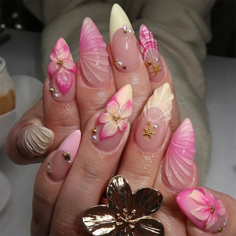 Kreatives Kunstnagelset mit eleganten Blumendesigns Karnz