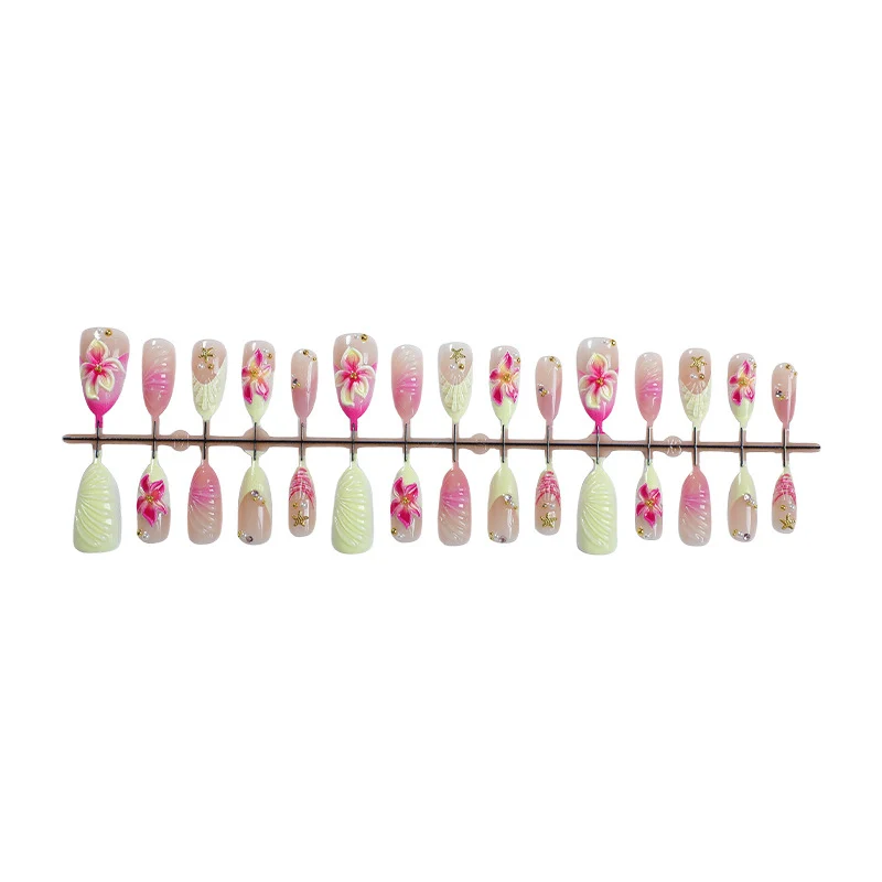 Kreatives Kunstnagelset mit eleganten Blumendesigns Karnz