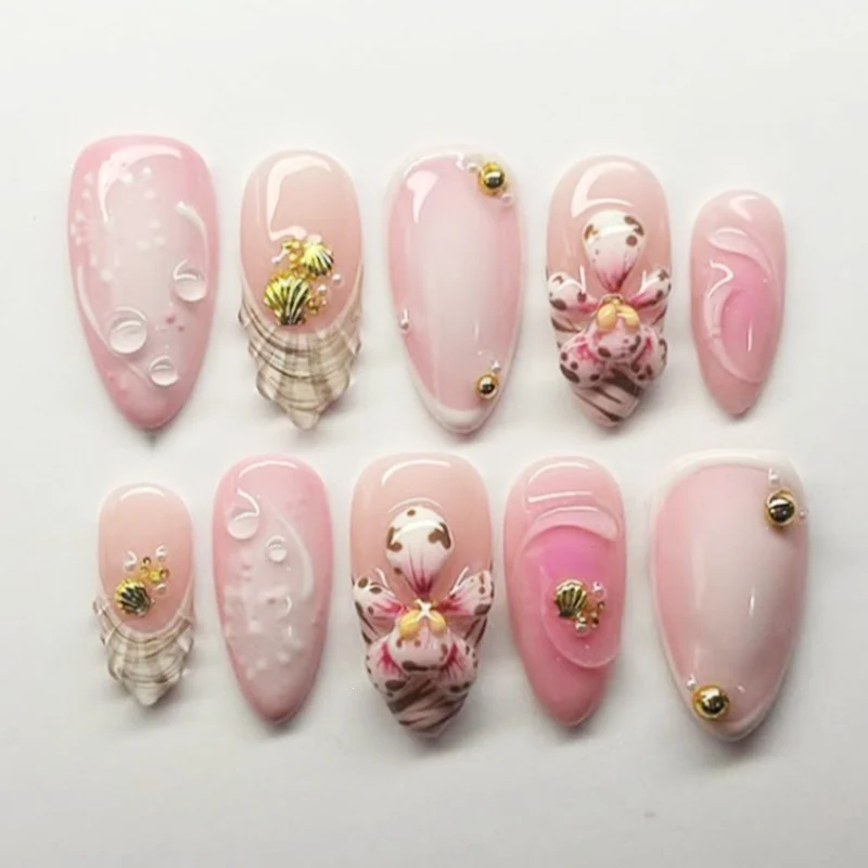Kreatives Kunstnagelset mit eleganten Blumen- und Glitzerakzenten Karnz