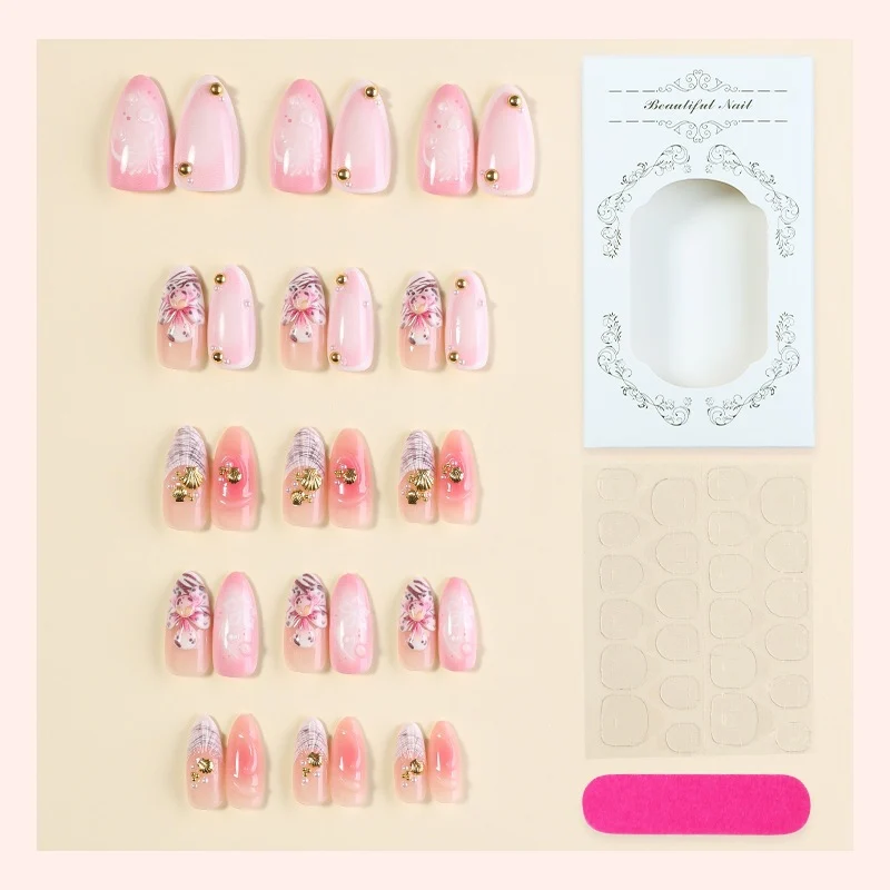 Kreatives Kunstnagelset mit eleganten Blumen- und Glitzerakzenten Karnz