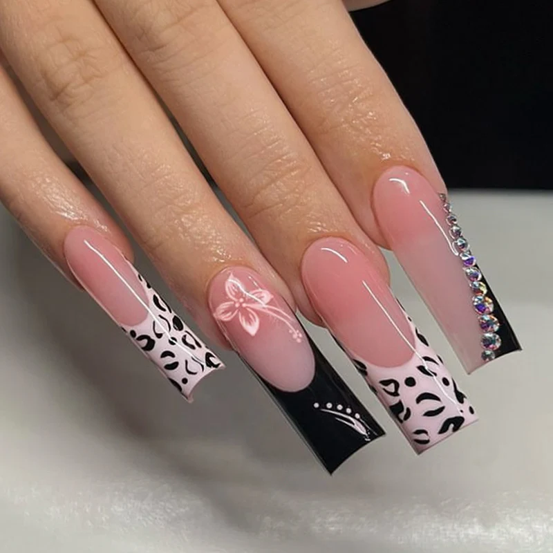 Kreatives Kunstnagelset mit elegantem schwarz-pinkem Design Karnz