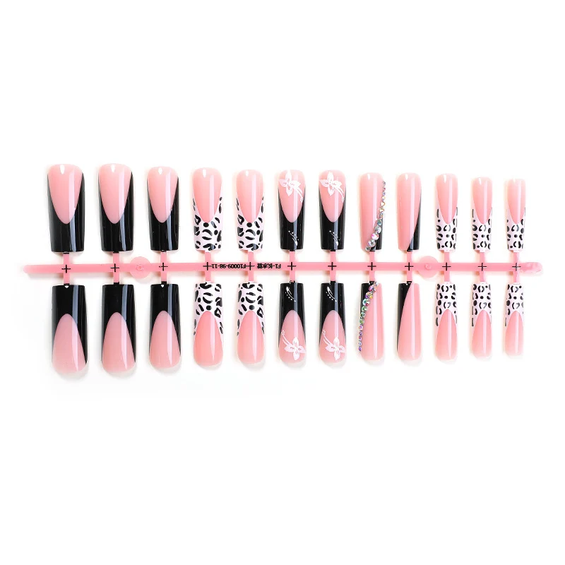 Kreatives Kunstnagelset mit elegantem schwarz-pinkem Design Karnz