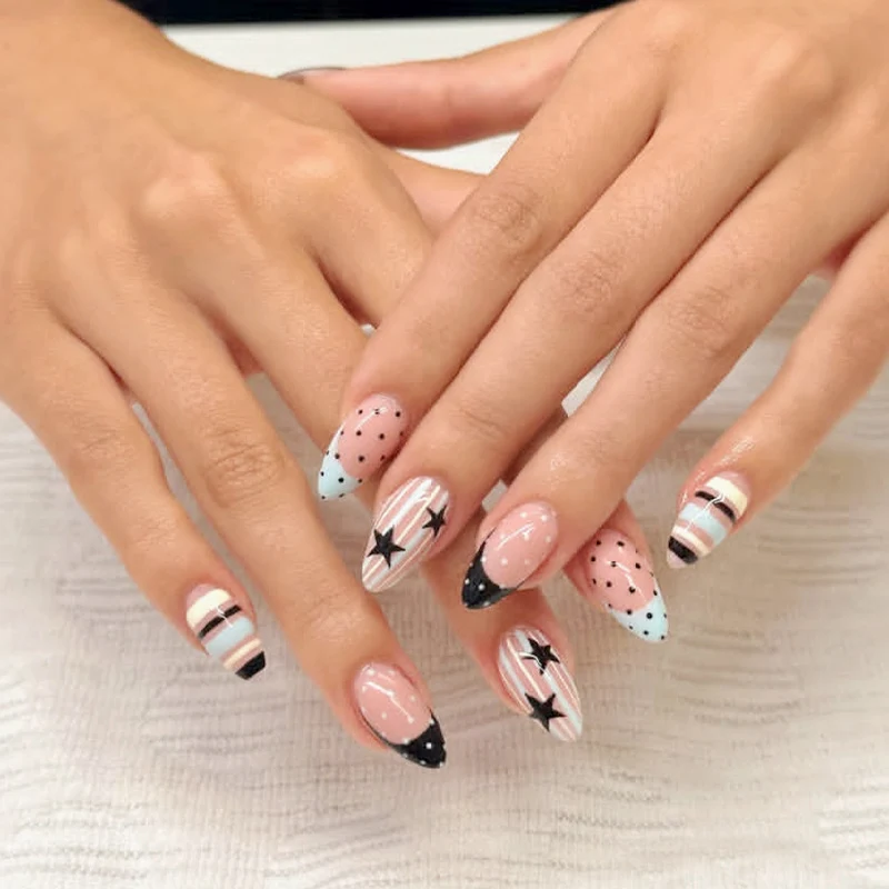 Kreatives Kunstnagelset mit einzigartigen geometrischen und bunten Designs Karnz